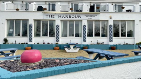Гостиница The Harbour Bar & Bistro  Cemaes Bay
